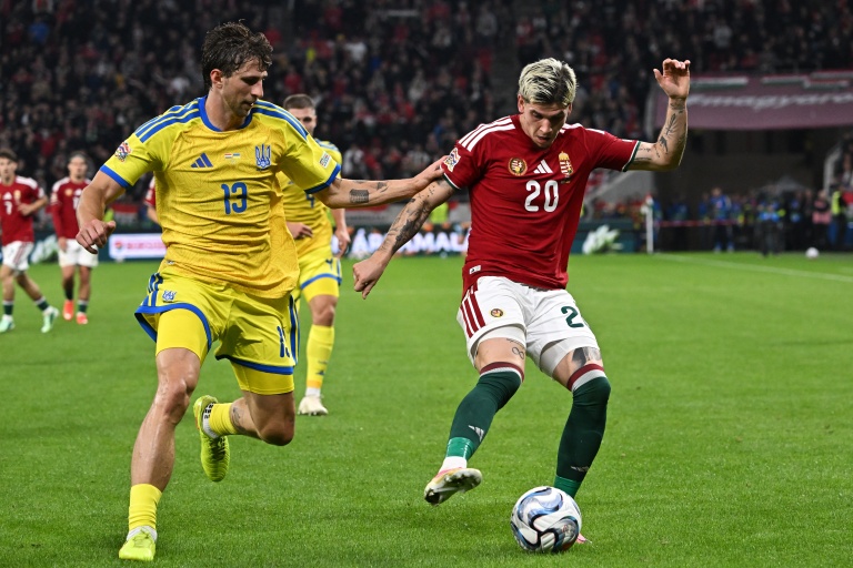 Illia Zabarnyi, sous le maillot de l'Ukraine, aux prises avec l'attaquant hongrois Milan Toth (N.20) en Ligue des nations à Budapest, le 25 septembre 2026