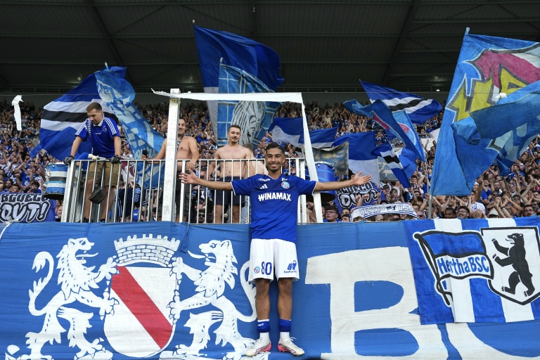 L'attaquant marocain de Strasbourg Gessime Yassine pose avec les supporters du club le 29 août 2026 à Strasbourg