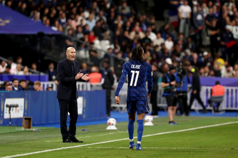Le sélectionneur des Bleus Zinédine Zidane encourage Michael Olise lors du match de Ligue des nations contre l'Italie, le 2 octobre 2026 au stade de France