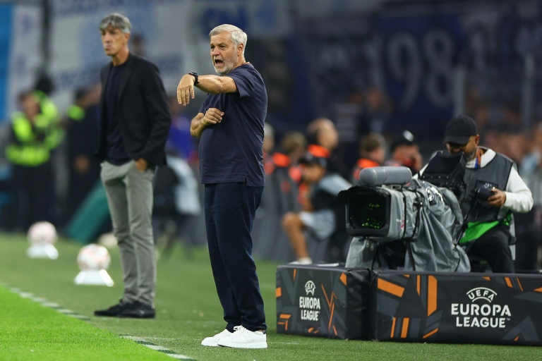 Le coach marseillais Bruno Genesio (C) lors de la défaite de l'OM contre l'Olympiakos 1-0 en Ligue Europa, le 15 octobre 2026 au stade Vélodrome