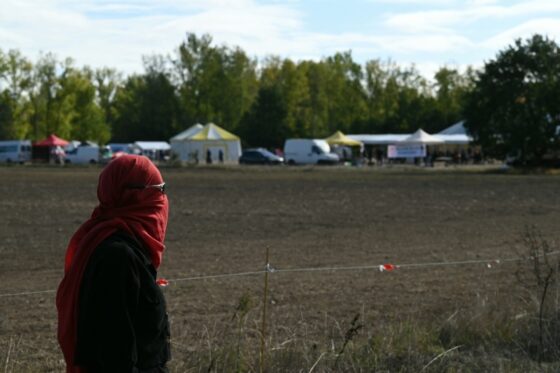 Manifestants rassemblés sur le campement contre l'A69 à Cambounet-sur-le-Sor.