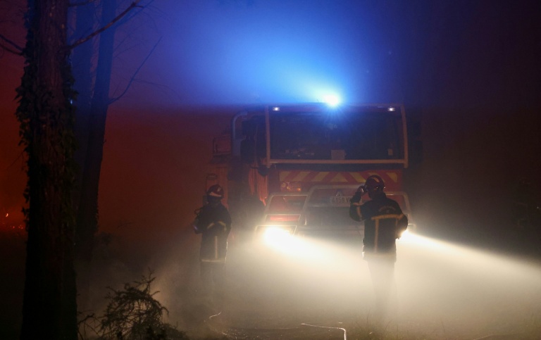 Des pompiers à Luglon, dans les Landes, le 14 août 2026