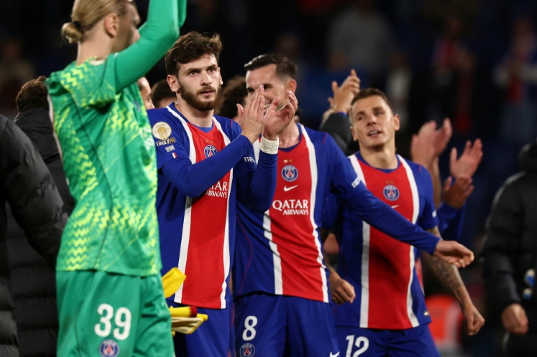 Les joueurs du PSG dont le Géorgien Khvicha Kvaratskhelia saluent leurs supporters après la victoire contre Le Mans, en Ligue 1, le 10 octobre 2026 au Parc des Princes