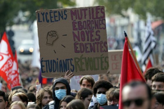 Mouvement lycéen : Des lycéens manifestants portent une pancarte dénonçant les violences policières à Paris.