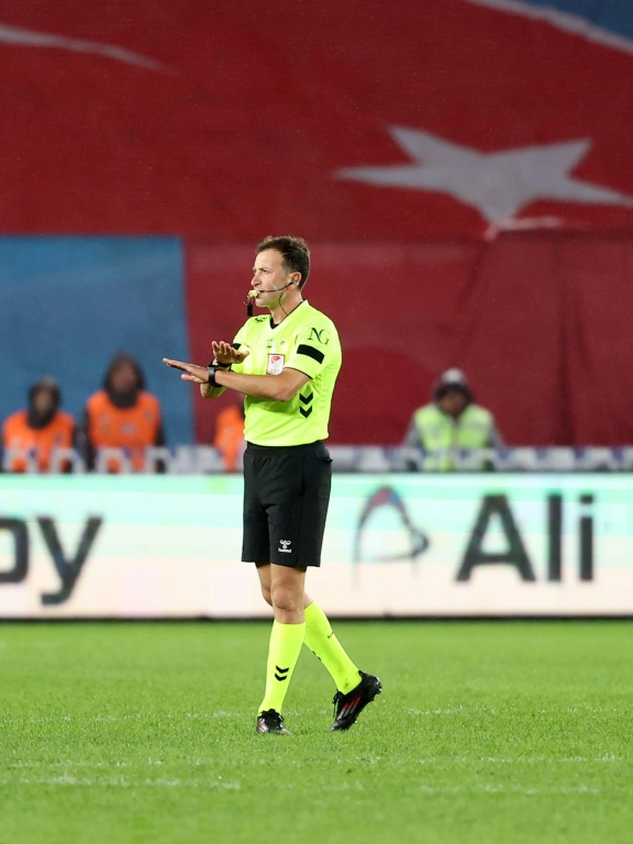 L'arbitre turc Yasin Kol walking officie au cours d'un match amical entre Trabzonspor et Drogheda United at the Papara Park stadium in Trabzon le 1er octobre 2026 à Trabzon