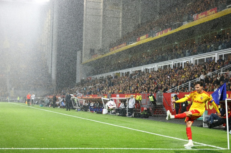 Le capitaine de Lens Florian Thauvin frappe un corner contre l'Olympique Lyonnais, le 9 octobre 2026 au stade Bollaert