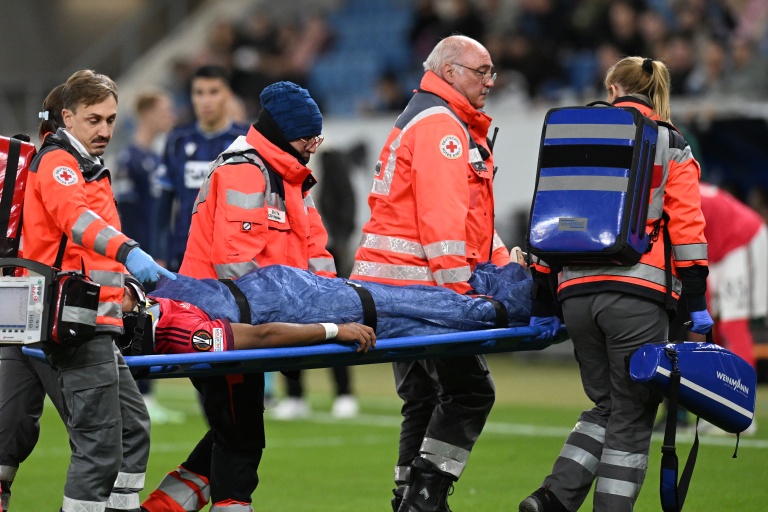 Le Lyonnais Steeve Kango évacué sur une civière après une mauvaise chute lors du match de Ligue Europa entre l'OL et Hoffenheim à Sinsheim (Allemagne) le 22 octobre 2026.