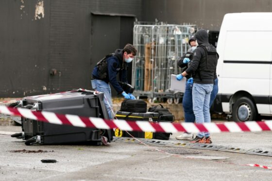 Des enquêteurs examinent la scène d'un attentat à Trappes (Yvelines), le 23 octobre 2026