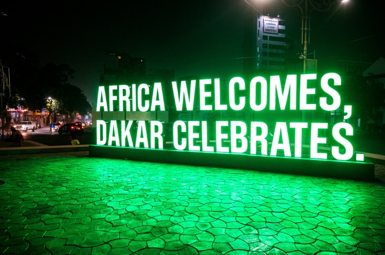 Vue générale, prise le 22 octobre 2026 à Dakar, d'un panneau annonçant les Jeux olympiques de la jeunesse, qui se tiennent au Sénégal du 31 octobre au 13 novembre
