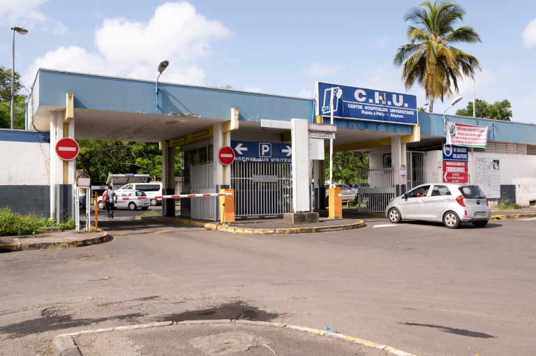 Entrée du centre hospitalier universitaire est photographiée à Pointe-à-Pitre, en Guadeloupe, le 30 juillet 2021