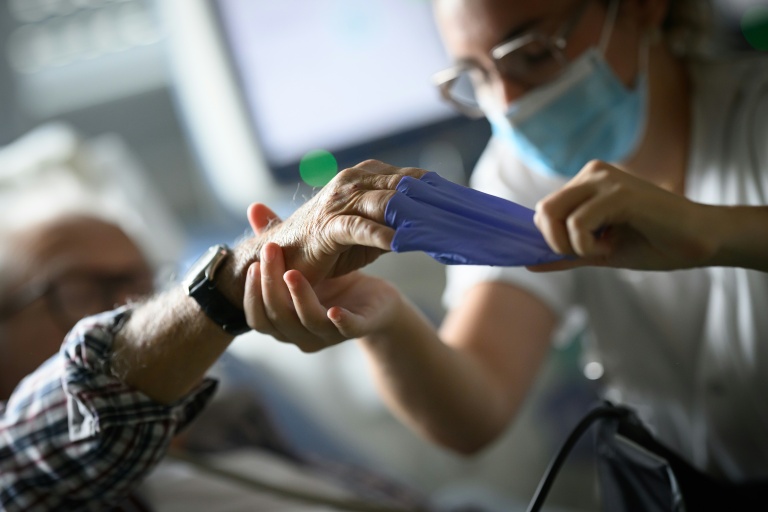 Un patient attend pour les résultats d'une dialyse à l'hôpital Dumonte à Port-Joinville sur l'île d'Yeu en Vendée le 30 septembre 2026