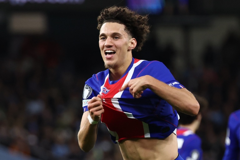 Maghnès Akliouche célèbre son but lors de la victoire en Ligue des champions contre Manchester City