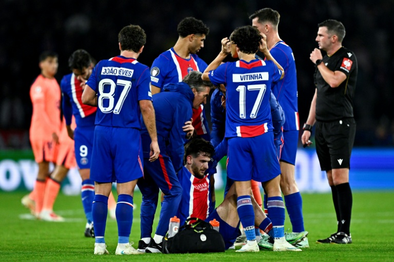 L'attaquant du PSG Khvicha Kvaratskhelia (c) blessé au genou droit lors du match contre le FC Barcelone, le 20 octobre 2026 au Parc des Princes