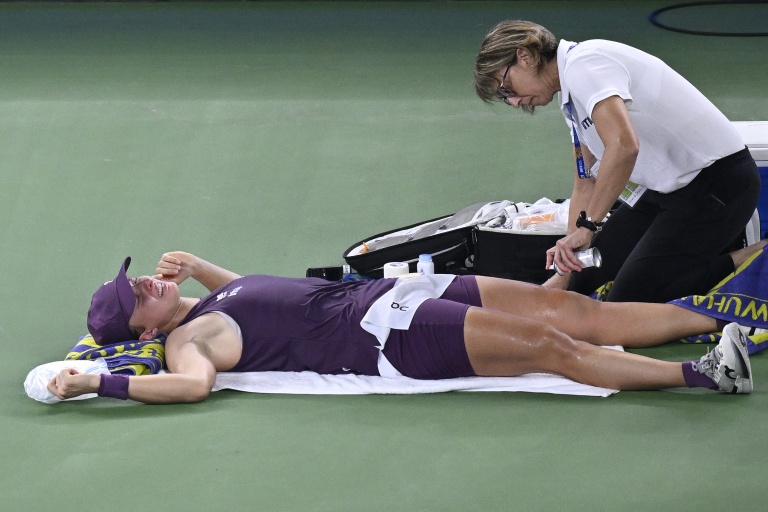 La Polonaise Iga Swiatek s'est fait soigner avant d'être battue par sa  compatriote Maja Chwalinska en demi-finale du WTA 1000 de Wuhan le 17 octobre 2026