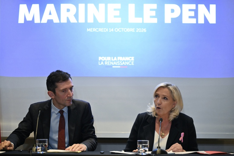 La candidate du RN à la présidentielle Marine Le Pen et son directeur de campagne Julien Sanchez lors d'une conférence de presse le 14 octobre 2026 à Bruxelles
