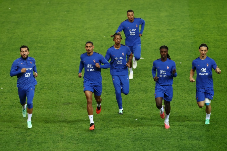 Rayan Cherki (à gauche) et Eduardo Camavinga (2e à droite) sont en concurrence chez les Bleus, le 24 septembre 2026
