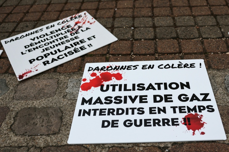 Des pancartes lors d'une conférence de presse des enseignants et des membres du personnel au lycée Paul-Éluard, à Saint-Denis, le 16 octobre 2026, pour dénoncer des violences policières survenues la veille lors du blocage de l'établissement, en Seine-Saint-Denis