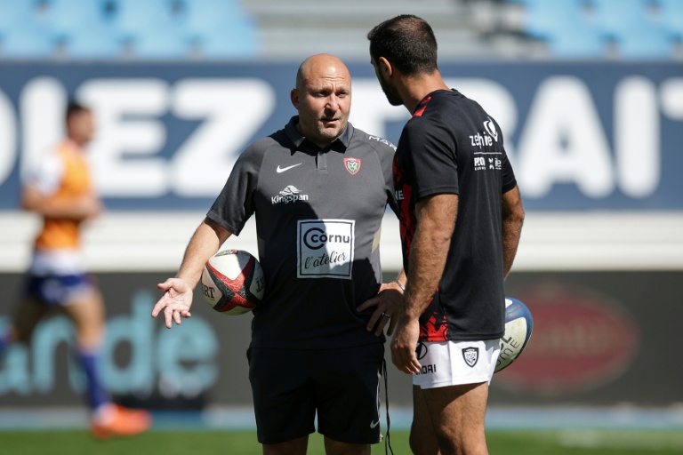 Pierre Mignoni (à gauche) discute avec son arrière Melvyn Jaminet avant le match du Top 14 contre Castres, le 19 septembre 2026 à Castres