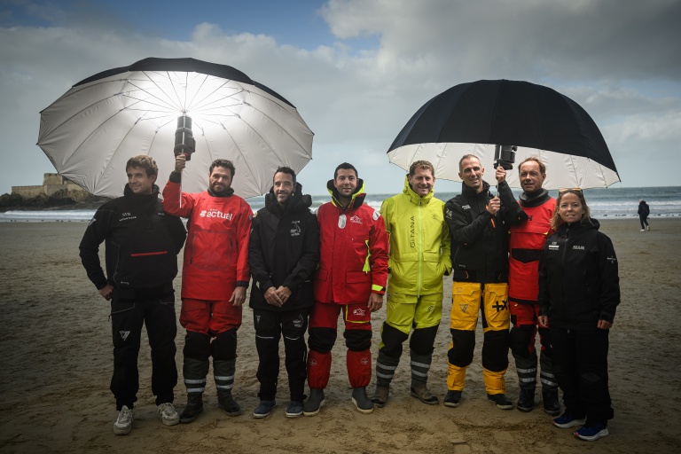 Les skippers engagés en classe Ultim dans la Route du Rhum dont le départ sera donné dimanche, posent sur la plage de Saint-Malo le 25 octobre 2026