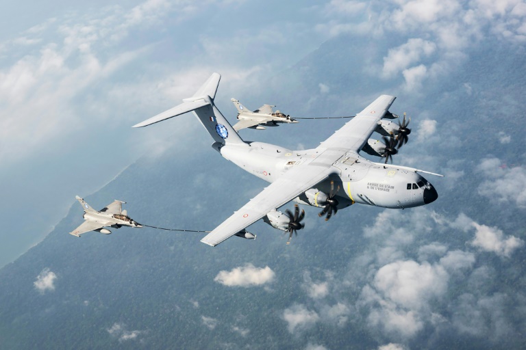 Un Airbus A400M français ravitaille en vol deux chasseurs Rafale B au-dessus de l'Indonésie le 22 septembre 2026 lors de la mission Pégase 26