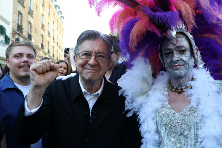 Le leader de la France insoumise Jean-Luc Melenchon dans le cortège de la Marche des fiertés pour la défense des droits des personnes LGBT+, le 3 octobre 2026 à Paris