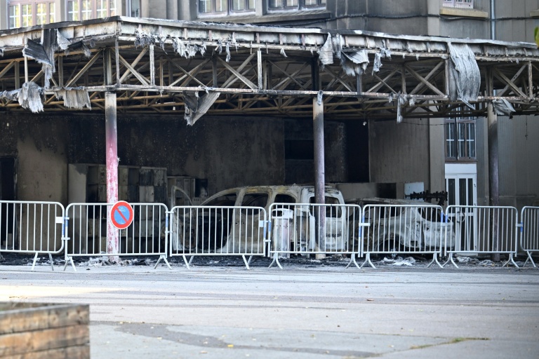 Des véhicules incendiés sous le préau du collège François Rabelais à Metz, le 3 octobre 2026