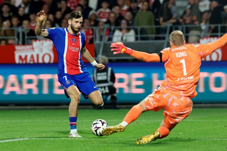 Khvicha Kvaratskhelia perd son face  à face devant Egil Selvik lors du match entre le Paris SG et Brest, le 13 septembre 2026 à Brest