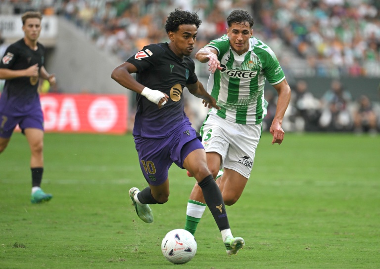 Joueur du FC Barcelone en action contre le Betis Séville lors du match.