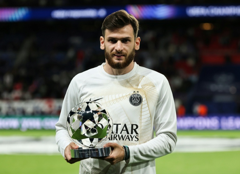 Khvicha Kvaratskhelia célèbre son trophée de meilleur joueur de la Ligue des champions pour la saison 2025-2026, le 9 septembre 2026 au Parc des Princes à Paris