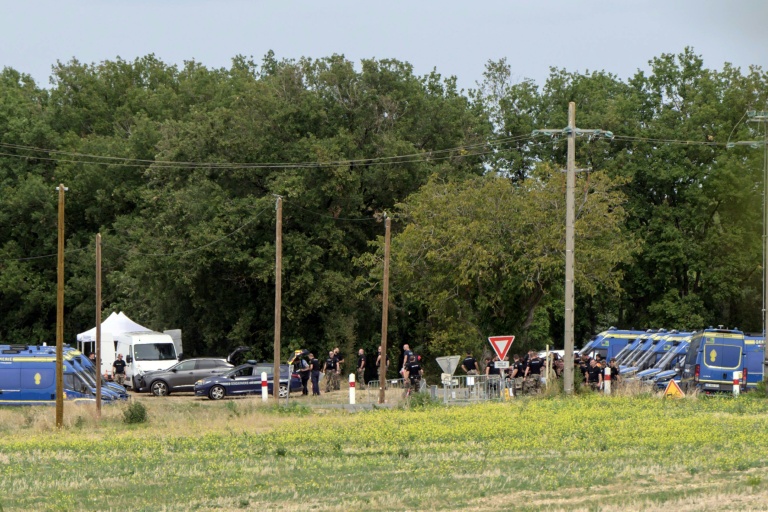 Des fourgons de gendarmerie sont stationnés le 30 septembre 2026 près de l'endroit où les restes de Delphine Jubillar ont été trouvés, à Mailhoc, dans le Tarn