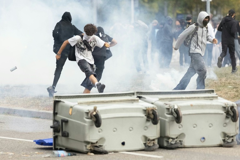 Des manifestants font face à la police au milieu des gaz lacrymogènes devant le lycée Kléber à Strasbourg, le 1er octobre 2026