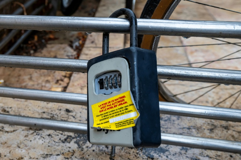Une boîte à clés utilisée pour les logements Airbnb, illégalement fixée dans l'espace public d'un quartier de Marseille, le 7 octobre 2026
