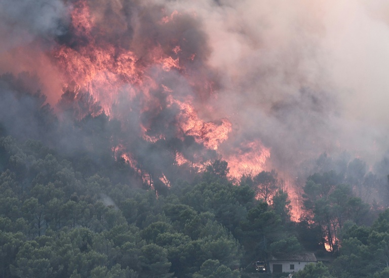 Des pompiers à Cotignac, dans le Var, le 23 juillet 2026