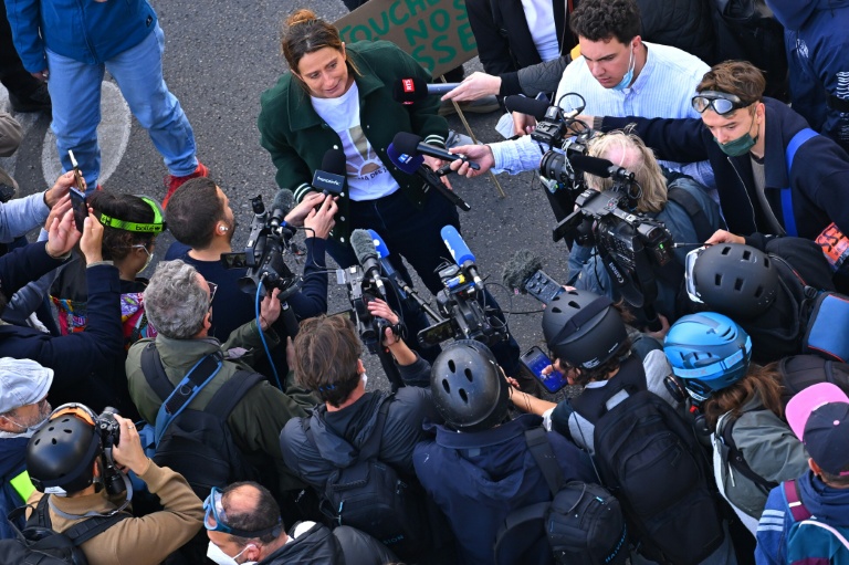 La candidate écologiste à la présidentielle Marine Tondelier s'adresse à la presse avant une manifestation contre la vie chère place de la République à Paris, le 17 octobre 2026