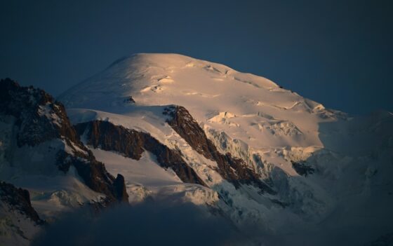 Le mont Blanc sous la lumière du soleil, révélant sa calotte de glace.