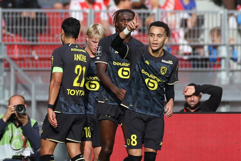 Le Lillois Ethan Mbappe (à droite) après son but contre Monaco, le 25 octobre 2026 au stade Louis II