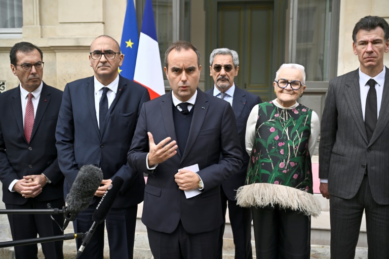 Le Premier ministre Sebastien Lecornu et plusieurs de ses ministres à Paris le 19 octobre 2026