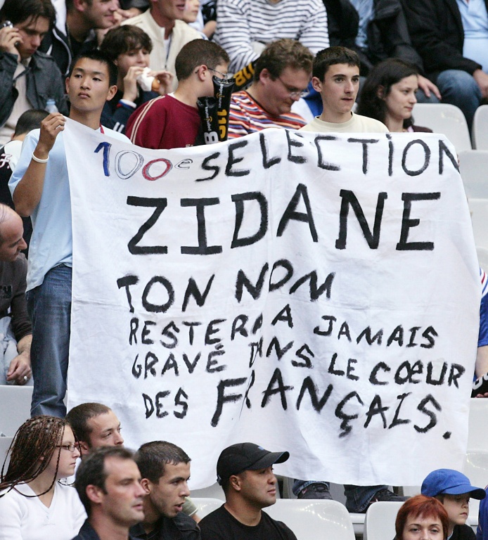 Banderole pour la 100e sélection de Zinédine Zidane avec les Bleus, contre le Mexique, le 27 mai 2006 au Stade de France