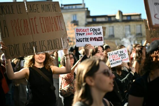 Mobilisation étudiante pour le budget, avec des pancartes, lors d'une manifestation