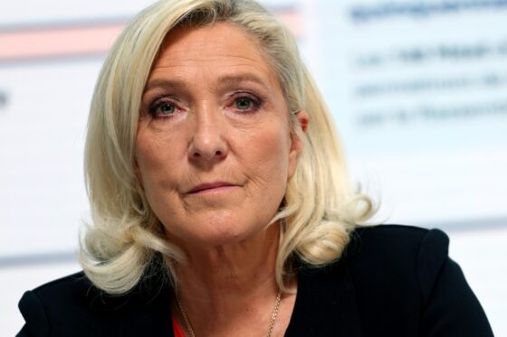 Marine Le Pen présente son programme budgétaire entourée de Jordan Bardella et Jean-Philippe Tanguy