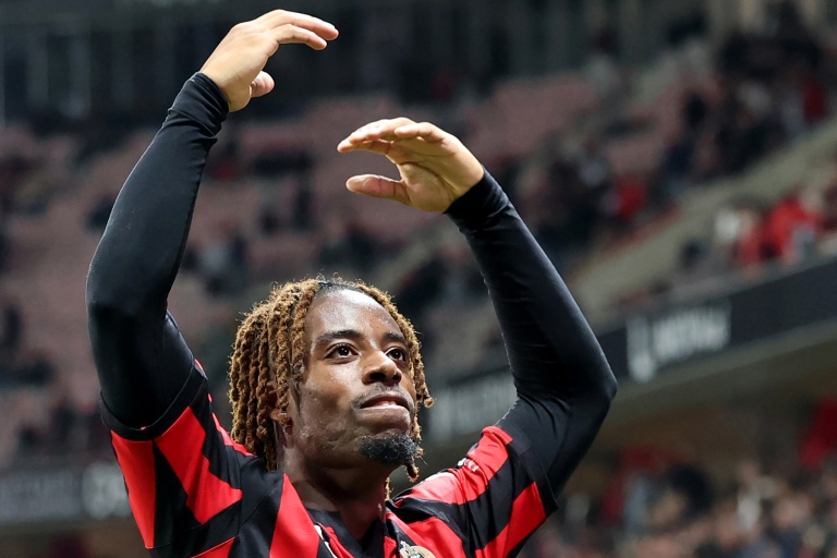 Elye Wahi célèbre son triplé lors de la victoire de Nice contre Rennes