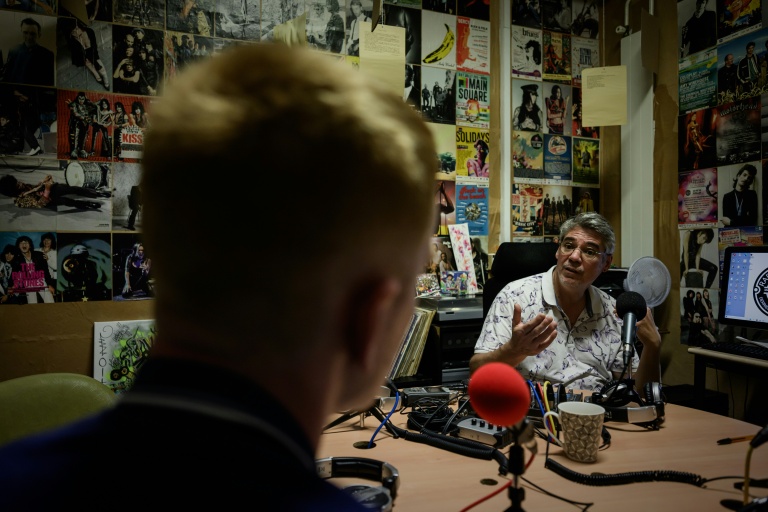 L'infirmier Thomas Gerbaud parle avec un patient dans le studio de Radio Pinpon, à l'hôpital de Niort le 21 septembre 2026