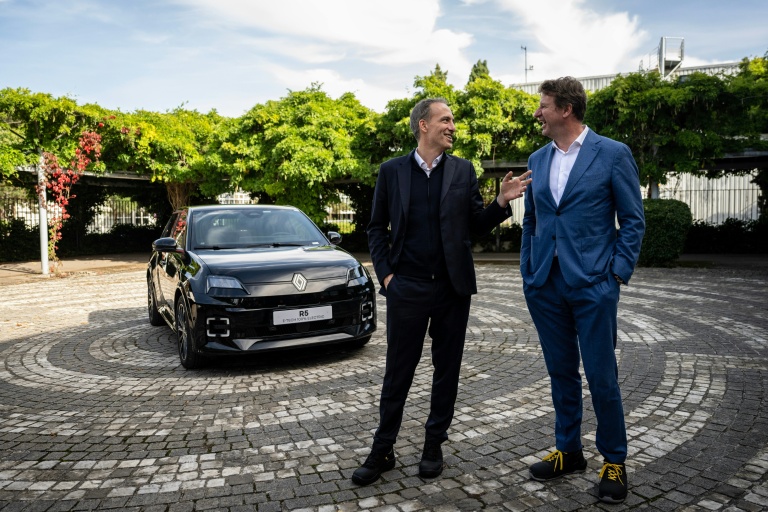 Raphaël Glucksmann (gauche) et Yannick Jadot visitent l'usine Renault de Cléon (Seine-Maritime), le 2 octobre 2026