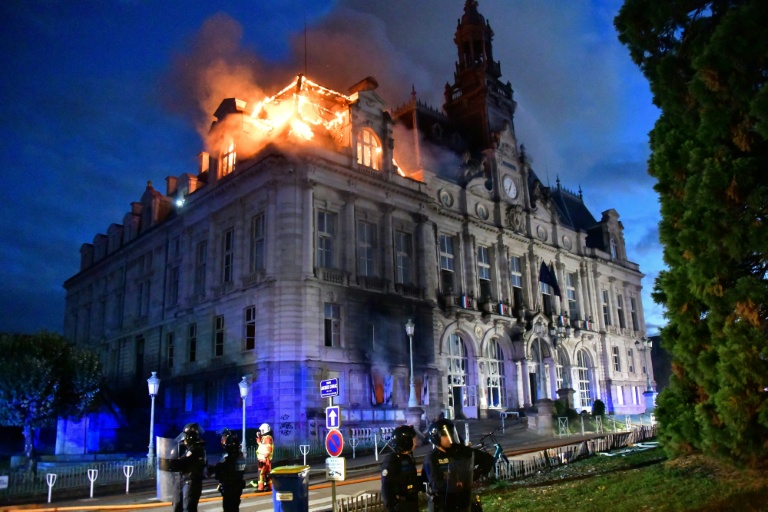 L'hôtel de ville de Limoges ravagé par les flammes, le 17 octobre 2026