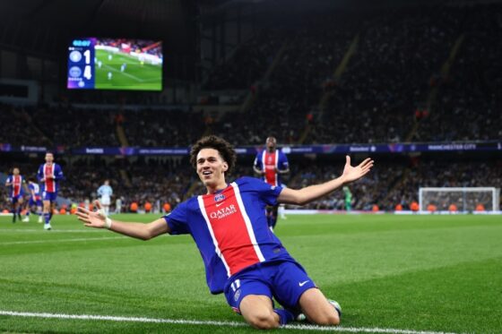 Warren Zaire-Emery célèbre après un but lors de la victoire du Paris SG 4-2 contre Manchester City.