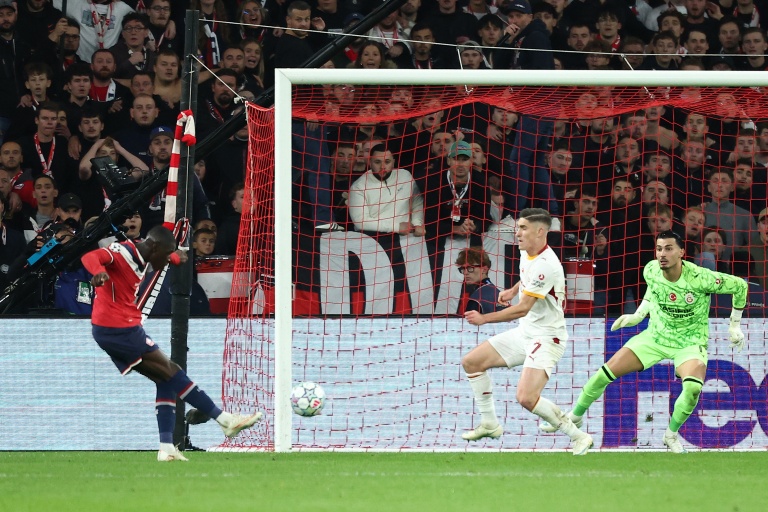 L'attaquant lillois de 19 ans Soriba Diaoune marque son deuxième but de la soirée mercredi contre Galatasaray en Ligue des champions au stade Pierre-Mauroy de Villeneuve-d'Ascq.