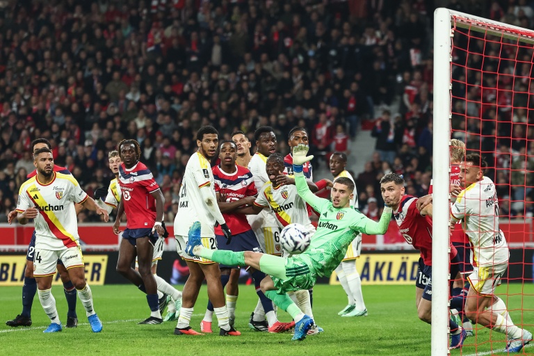Le gardien lensois Robin Risser et les Lillois et Lensois lors du derby du Nord remporté par le Losc au stade Pierre-Mauroy le 30 octobre 2026