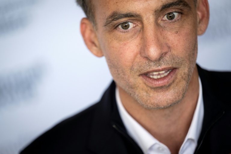 L'eurodéputé Place publique Raphaël Glucksmann, candidat à la primaire de la gauche sociale-démocrate, après sa visite de l'usine Renault de Cléon, en Seine-Maritime, le 2 octobre 2026