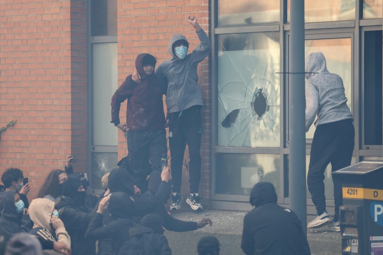 Des protestataires devant des vitres brisées du lycée Franklin, lors d'une manifestation contre la vie chère à Lille, le 17 octobre 2026