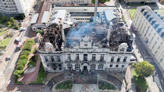 Vue aérienne de l'hôtel de ville de Limoges après l'incendie.